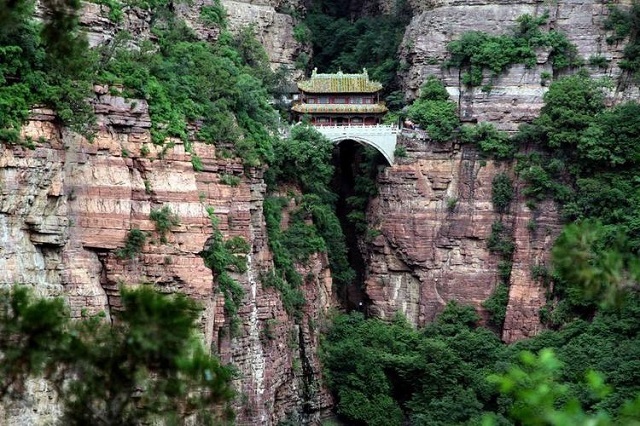 Thót tim trước ngôi chùa cổ cheo leo giữa hai vách đá từng xuất hiện trong bộ phim Ngoạ Hổ Tàng Long
